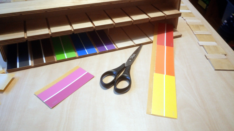 Lepení barevných rozlišovačů, pomocí oboustranné lepicí pásky