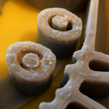 Zbytky těsta ve vykrajovátku vytištěném na 3D tiskárně