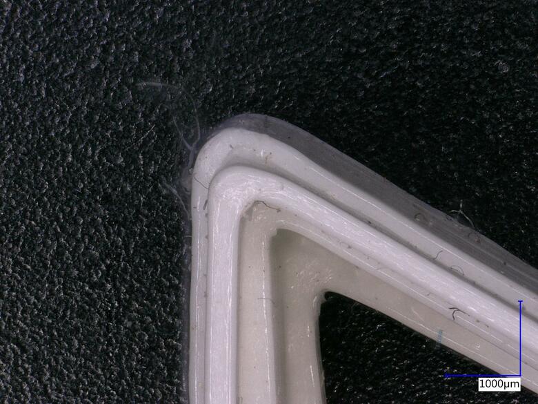 Detail ostrého rohu ≤ 90°, pohled na spodní stranu vykrajovátka