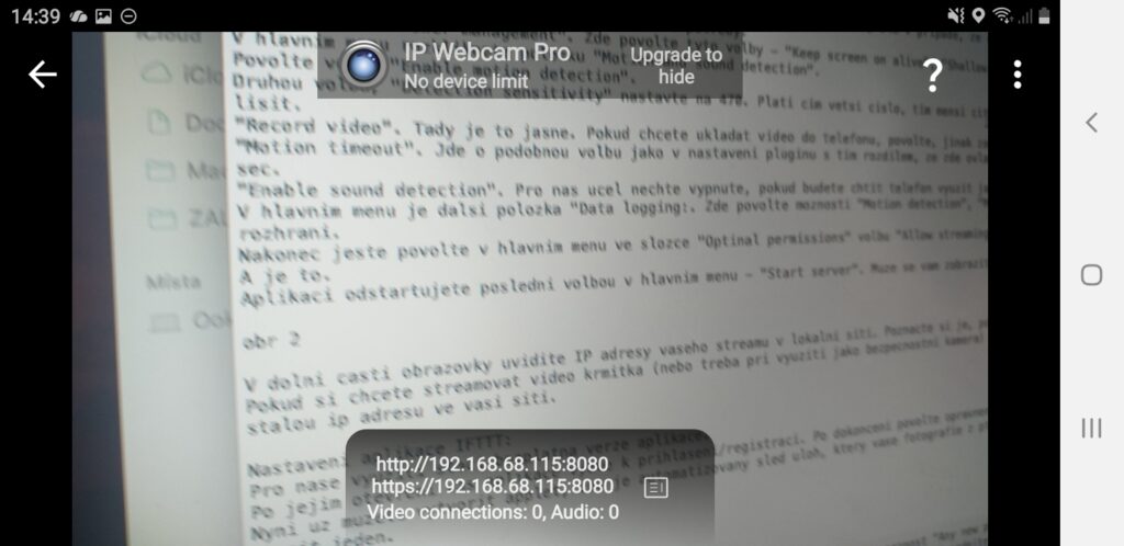 Printscreen obrazovky mobilního telefonu, na kterém je spuštěná aplikace IP Webcam Pro. V dolní části obrazovky je vidět IP adresa serveru